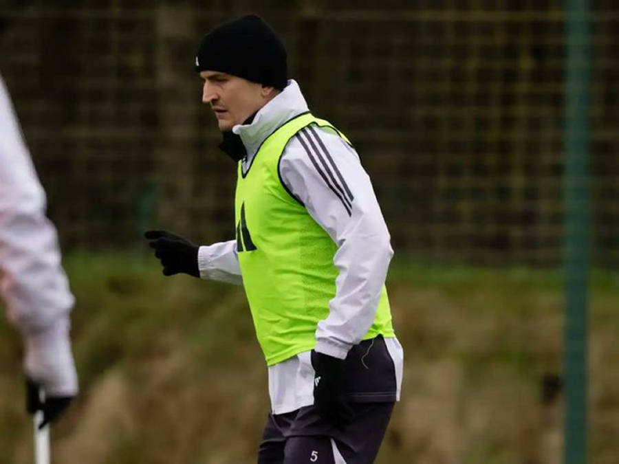 马奎尔伤情曝光卡里克如释重负！队友盼其续约，称曼联若让他走太离谱